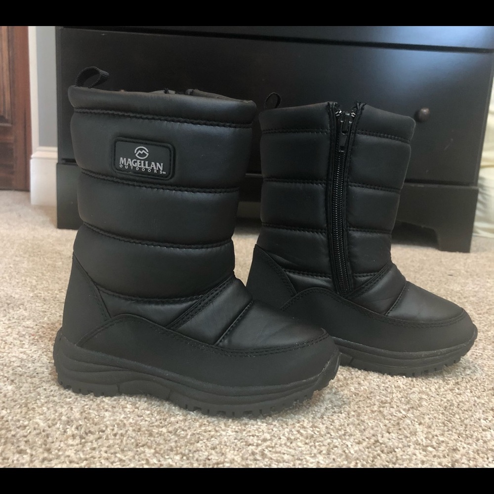 Magellan Outdoors black snow boots size 11 youth.
